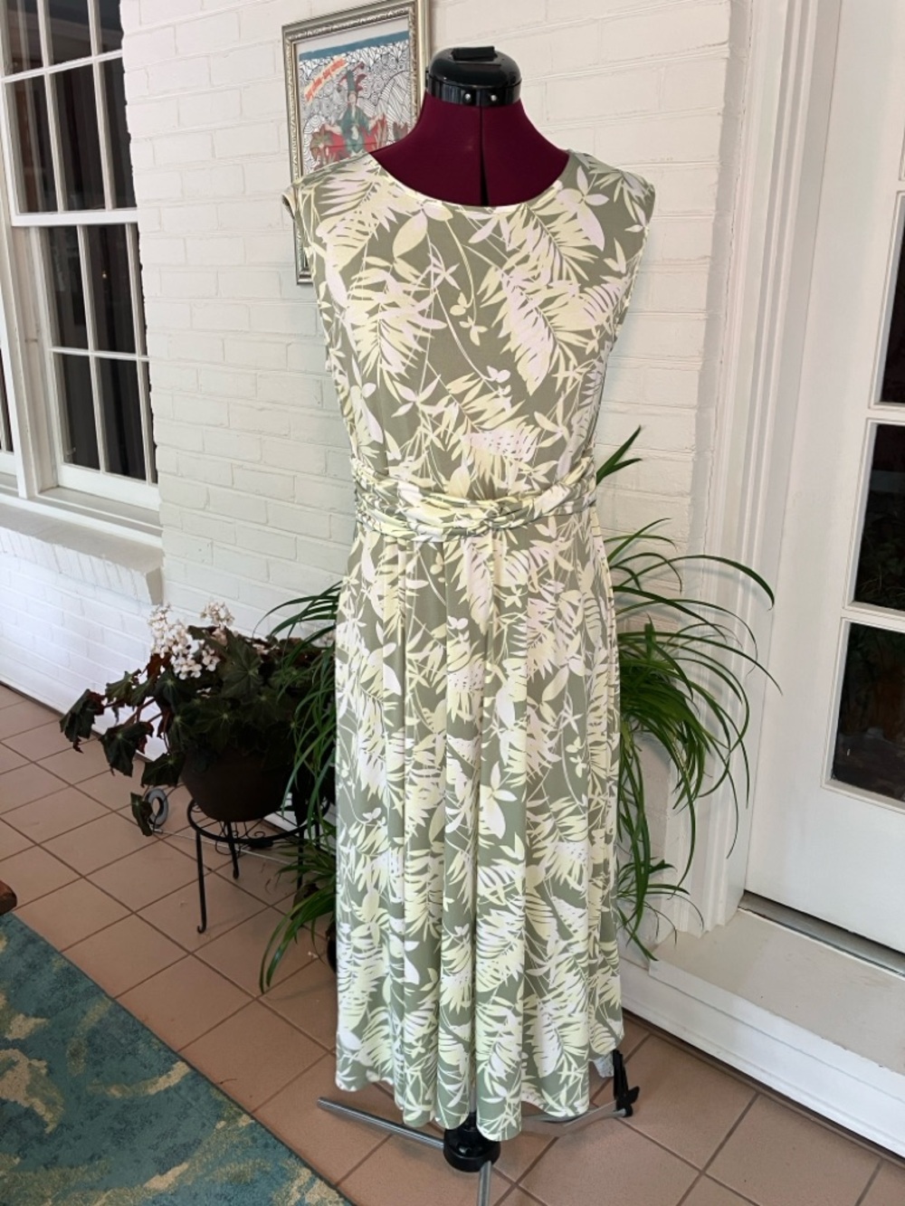 Chaus Olive Green and Cream Leaf Print Sleeveless Midi Dress